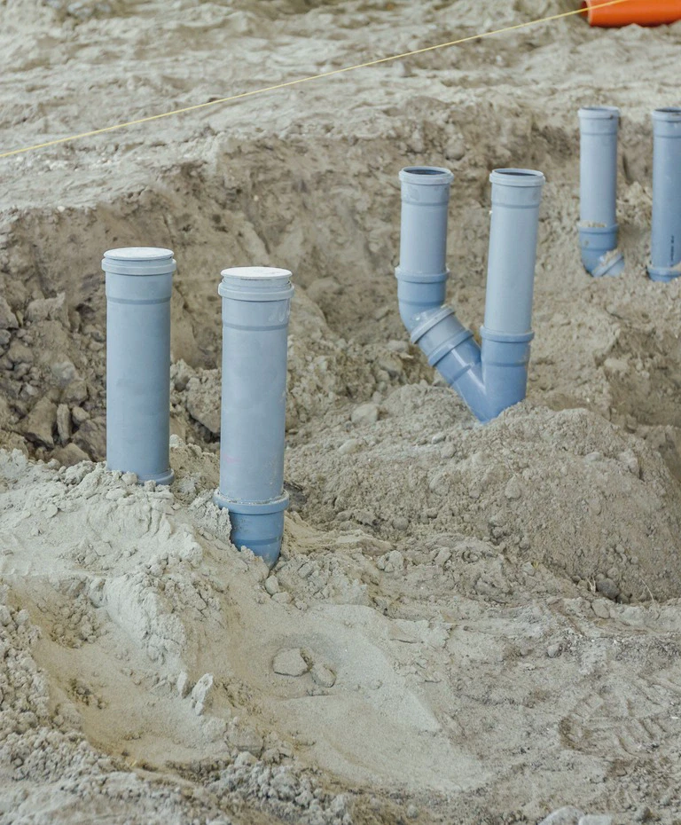 rury wystające z&nbsp;ziemi